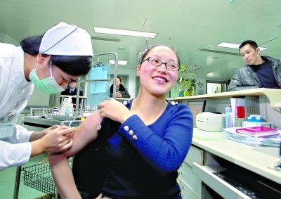 昨日，向雪敏在同濟醫(yī)院血液科病房打動員劑，丈夫陳武右在身后注視著妻子 記者傅克強