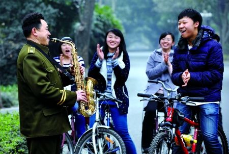 自學(xué)三種樂器，大學(xué)保安哥夢(mèng)想開音樂會(huì)