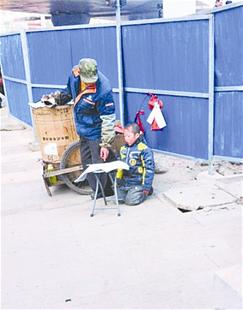 網(wǎng)友拍攝的徐軍勝教子一幕 網(wǎng)友拍攝的徐軍勝教子一幕