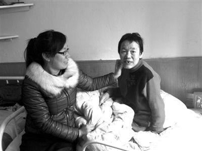 父親病逝母親精神崩潰 大學(xué)生背著媽媽讀書 父親病逝母親精神崩潰 大學(xué)生背著媽媽讀書