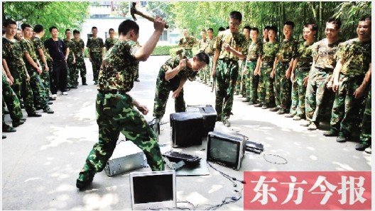 為了讓孩子表達(dá)戒除網(wǎng)癮的決心，學(xué)校組織孩子親手砸毀電腦