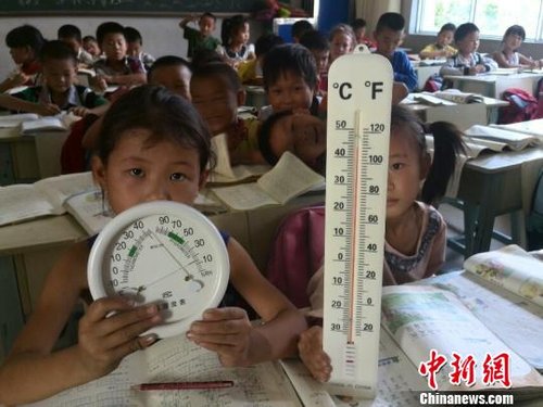 6月3日，下午四點(diǎn)，昆明市東川區(qū)因民鎮(zhèn)中心學(xué)校一年級教室溫度達(dá)到44℃