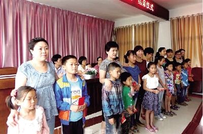 身后的“代理媽媽”，使留守兒童的身心有了依靠