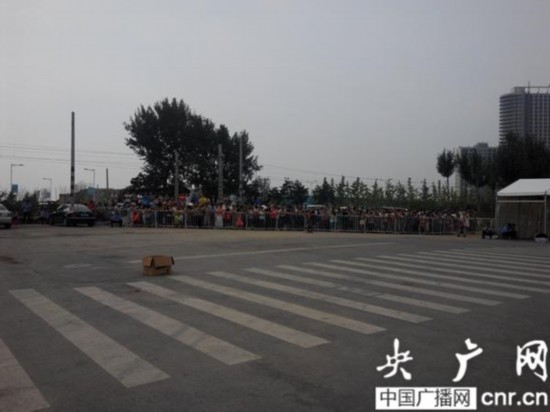 人才市場(chǎng)等待入場(chǎng)的人群