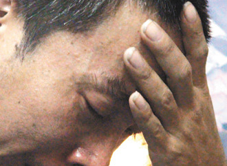 10歲方姓男童遭割喉殺害，父親淚流不止說，小兒子走了，他不知道該如何活下去。 臺灣《聯(lián)合報》