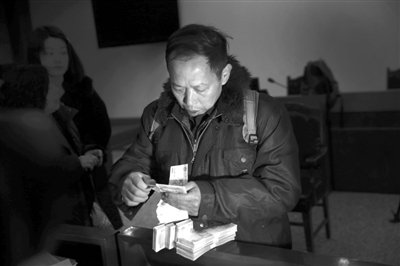 　昨日，從四川老家趕來(lái)的藍(lán)田忠，從房山法院執(zhí)行法官手里領(lǐng)到了自己的賠償款。他和15名工友在房山一煤礦