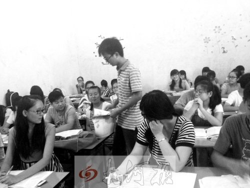 補(bǔ)習(xí)課上，馮昊怡不像老師，更像是學(xué)生們的同學(xué)。