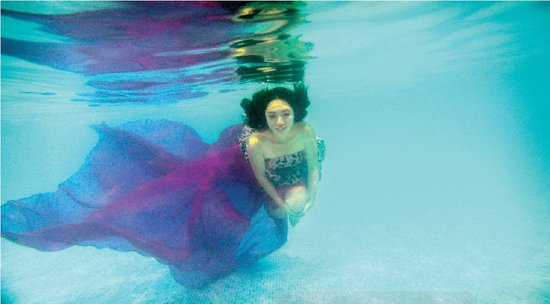 從水下拍的攝影作品充滿夢(mèng)幻效果，王笑笑如同藍(lán)色大海中的“美人魚”