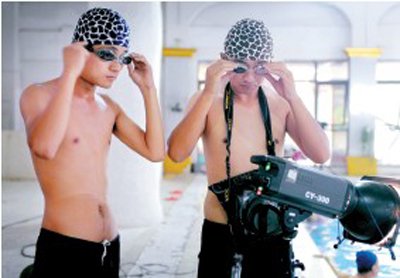 攝影師與助理帶上設(shè)備，準(zhǔn)備下水