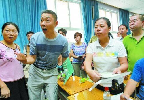 小升初“復(fù)議”現(xiàn)場，一些孩子被分得“遠(yuǎn)”的家長討說法