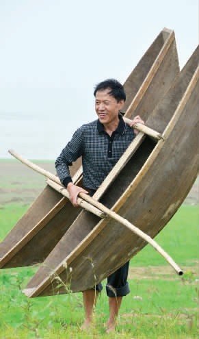 信陽(yáng)渡船老師堅(jiān)守鄉(xiāng)村小學(xué)32年 已劃破8條船 信陽(yáng)渡船老師堅(jiān)守鄉(xiāng)村小學(xué)32年 已劃破8條船