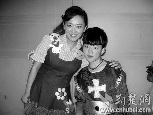 楊光參加央視節(jié)目表演時(shí)，同主持人月亮姐姐合影