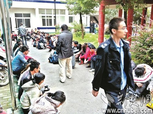 派出所院子里，擠滿了被解救的傳銷(xiāo)人員