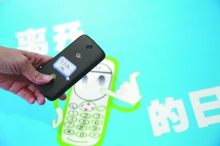 手機上貼著學(xué)生的名字 手機上貼著學(xué)生的名字