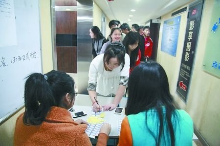 學(xué)生們在排隊交手機 學(xué)生們在排隊交手機