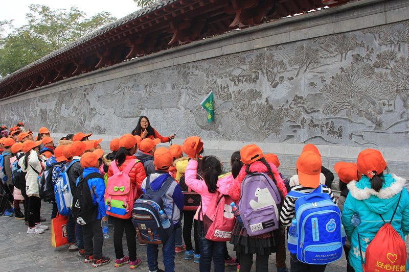 聽導(dǎo)游老師講述《清明上河園》浮雕 聽導(dǎo)游老師講述《清明上河園》浮雕