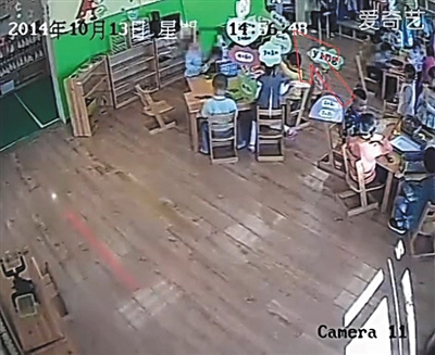 幼兒園監(jiān)控畫面顯示，小健曾被推搡、拉扯（紅箭頭處）