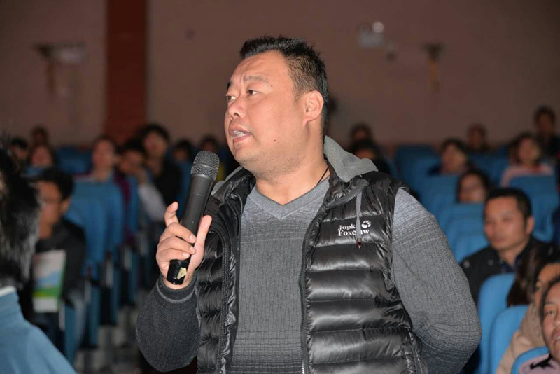 講座結(jié)束家長(zhǎng)朋友踴躍提問(wèn)，請(qǐng)專家答疑解惑