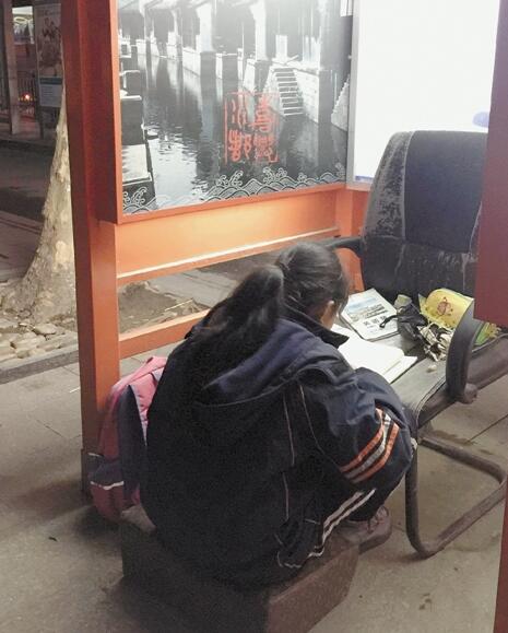 電話亭就是曉華的書(shū)房，她在這里做了5年作業(yè)