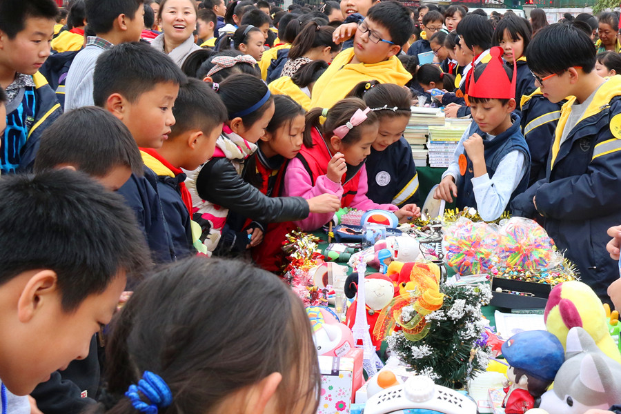 火爆的嗨淘現(xiàn)場堪比“春運(yùn)”啊