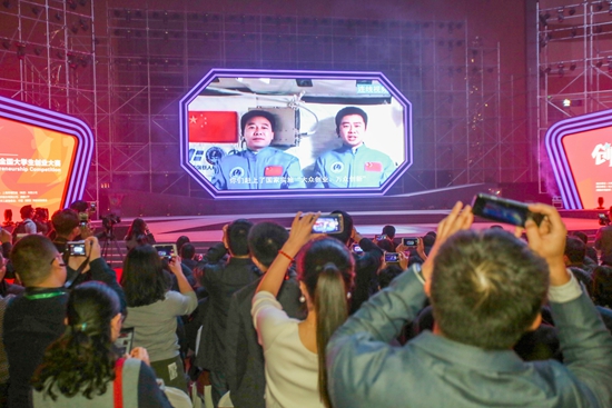 主辦方播放正在天宮二號上執(zhí)行任務(wù)的航天員景海鵬和陳冬為大賽錄制的視頻 主辦方播放正在天宮二號上執(zhí)行任務(wù)的航天員景海鵬和陳冬為大賽錄制的視頻