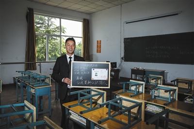 　張俊成，41歲，曾是北京大學(xué)的一名保安。1995年，通過(guò)成人高考，考上了北京大學(xué)法律系(專(zhuān)科)，被媒體稱(chēng)為“北大保安高考第一人”，現(xiàn)為長(zhǎng)治市一所中等職校的校長(zhǎng)