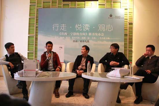 活動現(xiàn)場（左起）一毛不拔大師、陳坤、費勇、南派三叔、慕容雪村