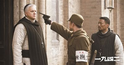 梅甘（左）、安西滿(mǎn)（右）與日本兵對(duì)峙的一幕。