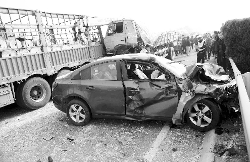 寧洛高速漯河段車禍現(xiàn)場(chǎng) 寧洛高速漯河段車禍現(xiàn)場(chǎng)