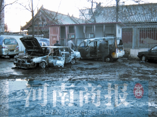 現(xiàn)場(chǎng)，兩輛車被燒得只剩骨架