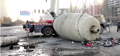 　　水泥罐車被撞得車、罐分離