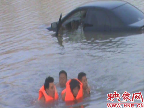 韓明、賈建峰，馮先忠三位市民奮力營(yíng)救落水者