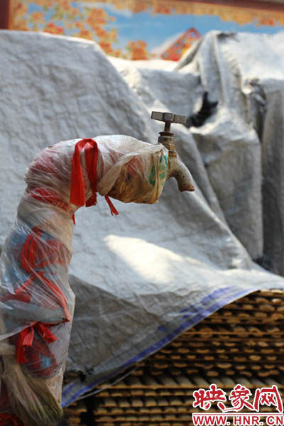 一名居民對記者說，“你擰擰水管看，俺不騙你，沒水吧？”