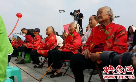 10位“老壽星”觀看演出 10位“老壽星”觀看演出