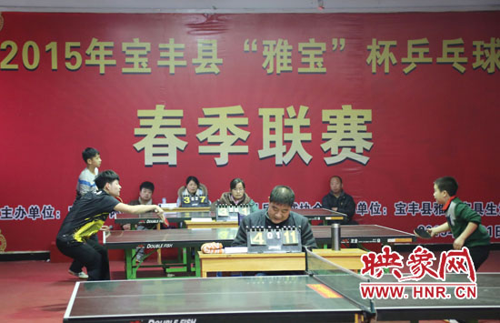 2月22日，河南省寶豐縣兩名乒乓球參賽選手在比賽中激烈角逐。