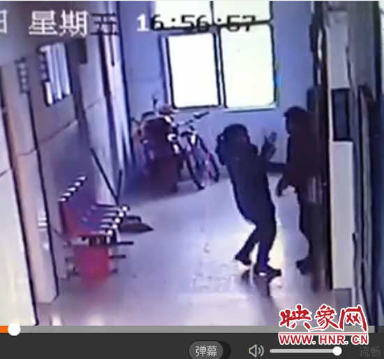 職工被院長夫人扇耳光視頻截圖 職工被院長夫人扇耳光視頻截圖