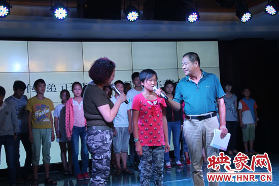 為26位貧困兒童募集94685.99元和價值近五萬元的書籍、衣物等物資