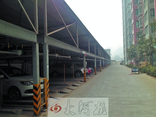 中原區(qū)新禧園小區(qū)，靠著圍墻的空地，建成兩層立體車庫。