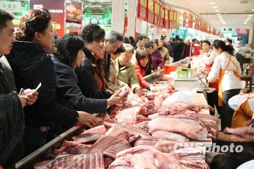 資料圖。1月份CPI等經(jīng)濟數(shù)據(jù)將于今天發(fā)布。多家機構(gòu)預(yù)計，受春節(jié)“錯位”因素及豬肉價格回落影響，1月CPI同比漲幅在1.8%左右。從各機構(gòu)發(fā)布的報告來看，從2月開始，CPI或?qū)⑦M入新一輪上行周期。