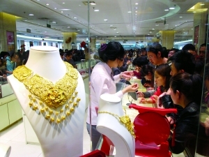 抄底100克黃金一周賺2000中印購(gòu)金潮擊退空頭 抄底100克黃金一周賺2000中印購(gòu)金潮擊退空頭