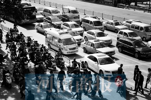 紫荊山路與商城路交叉口，見無車讓行，一輛救護(hù)車只好選擇右轉(zhuǎn)車道直行 記者 邱曉峰/攝