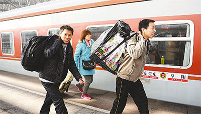 農(nóng)民工從阜陽坐火車去東莞打工。