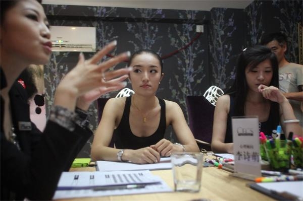 圖為參選者在等待選拔。