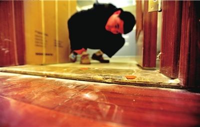 新房地板瓷磚有裂痕。 本報(bào)記者 陶冉 攝