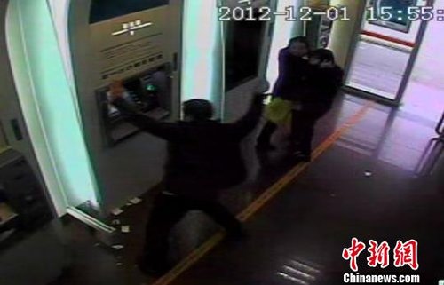 銀行ATM機(jī)“罷工”吞卡 用戶(hù)不滿(mǎn)掄磚連砸被拘