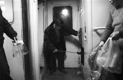 動(dòng)車僅售14元法國礦泉水 記者亮身份后2元水現(xiàn)身