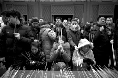 雍和宮，市民在燒香祈福