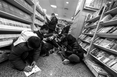 王府井書店過(guò)道坐滿了人