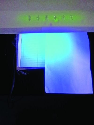 記者的采訪本比A4紙熒光劑更多。 記者的采訪本比A4紙熒光劑更多。