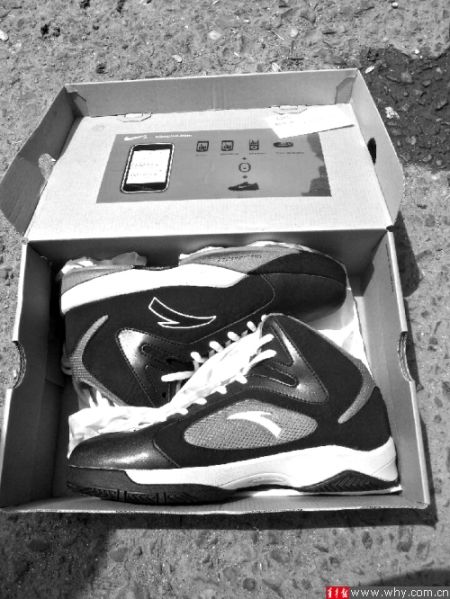 劉先生下單訂購的運動鞋包裝為“耐克”，里面卻是“安踏”。 受訪者供圖